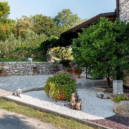 Haus Salakova A Lovely Vintage Stone House Ferienhaus *